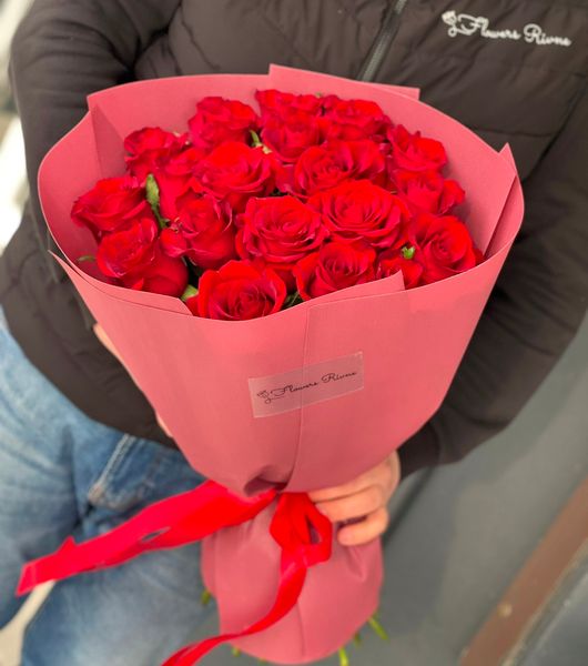 19 червоних троянд з пакуванням 77530 фото