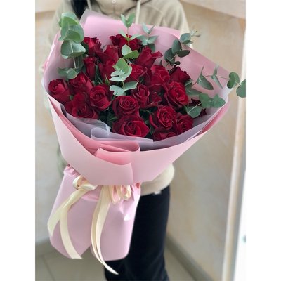 21 червона троянда з евкаліптом 59047 фото